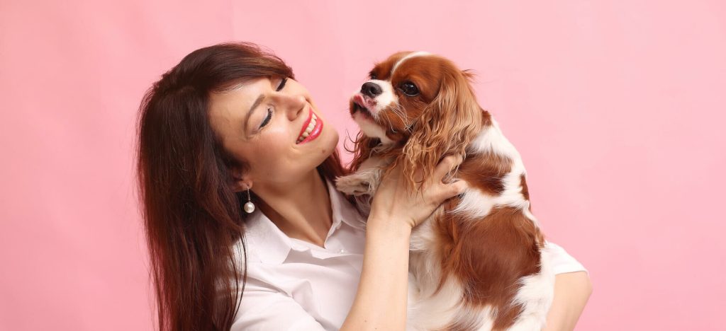 mujer madura con perro en brazos